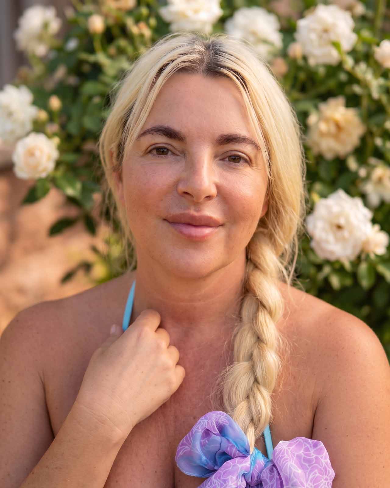 Teplé světlo zlaté hodiny v útulném pokoji